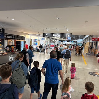 Passagiere haben Flüge am Flughafen Karlsruhe Baden-Baden verpasst.