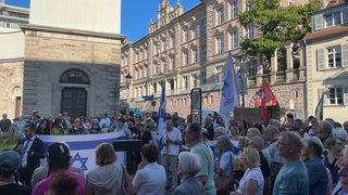 Menschen haben sich in Baden-Baden versammelt.