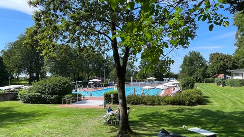 Viele Schattenplätze bietet das Freibad