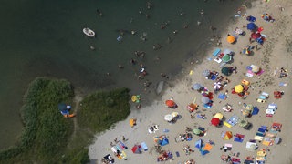 Badende am Linkenheimer Baggersee: das Badeverbot am Streitköpfle ist aufgehoben worden