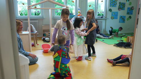 Inklusion aller Kinder in einer Kita in Bühl - Bei gemeinsamen Aktivitäten lernen die Kinder einander zu helfen, wenn nicht alle immer alles können.