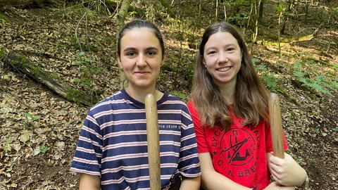 Zwei junge Frauen lächeln in die Kamera 