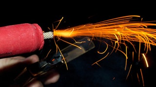 Ein Mann zündet einen Böller an. In Bühl ist ein Streit um Böllerwürfe eskaliert (Symbolbild)