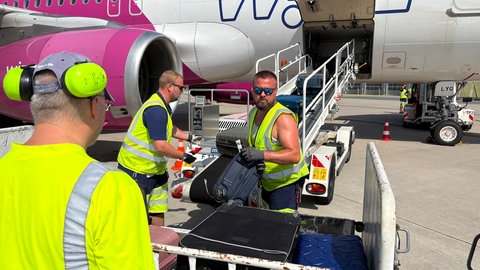 Tobias Leppert und seine Kollegen arbeiten auch bei großer Hitze auf dem Rollfeld am Flughafen KarlsruheBaden-Baden.