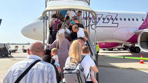 Passagiere steigen in eine Maschine am Flughafen KarlsruheBaden-Baden.
