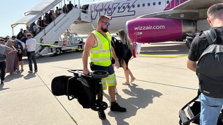 Tobias Leppert und seine Kollegen arbeiten auf dem Rollfeld am Flughafen KarlsruheBaden-Baden.