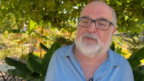 Portraitfoto von Biologieprofessor Andreas Martens. Er untersucht die Ausbreitung von invasiven Ameisen über Garten- und Baumärkte.