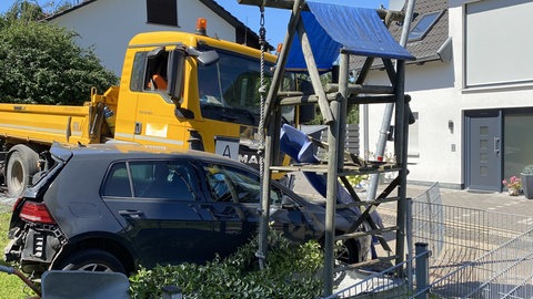 Der Lastwagen beschädigte auf seiner Fahrt auch ein Klettergerüst