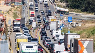 Symbolbild: Viele Autos auf der Autobahn 8 in Höhe Pforzheim. A8 gesperrt: Am Wochenende wird die A8 in Richtung Karlsruhe wegen Sanierungsarbeiten gesperrt.
