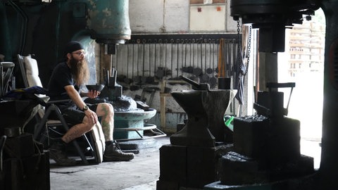 Glocken-Klöppel-Schmied Timo Eigenmann macht Pause in seiner Schmiede