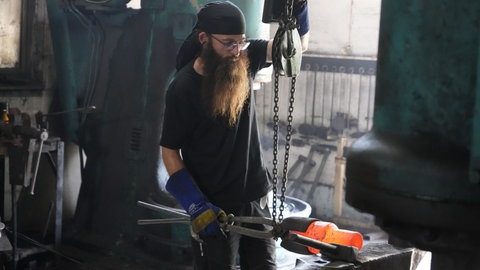 Glocken-Klöppel-Schmied Timo Eigenmann in seiner Schmiede