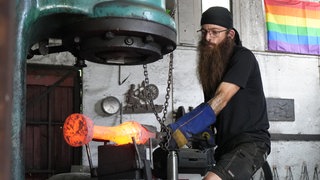 Glocken-Klöppel-Schmied Timo Eigenmann in seiner Schmiede