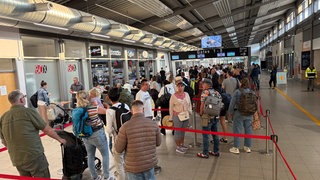 Passagiere in der Warteschlange am Flughafen KarlsruheBaden-Baden