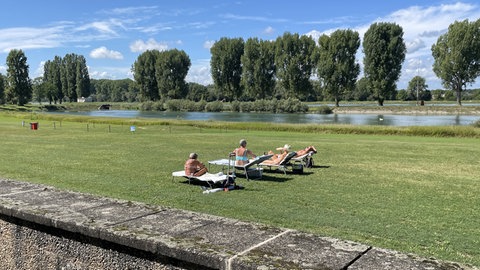Die Liegewiese Rheinstrandbad Rappenwört in Karlsruhe: Viele Badegäste kommen schon seit Jahrzehnten in der Schwimmbad.