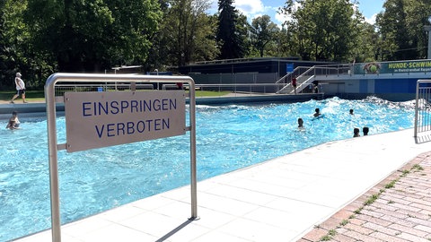 Vor einem Becken im Rheinstrandbad Rappenwört steht ein Schild mit "Einspringen verboten". Das Schwimmbad steht auf der Streichliste der Stadt Karlsruhe und soll schließen.
