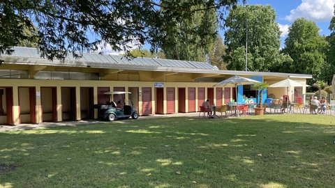Die Umkleidekabinen stammen aus den 1920er Jahren, als das Rheinstrandbad Rappenwört in Karlsruhe eröffnet wurde.