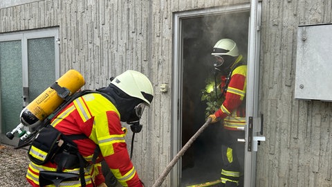 Die Feuerwehr Engelsbrand "rettet" einen Baum aus einer Halle.