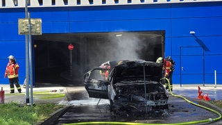 Brennendes Auto bei IKEA