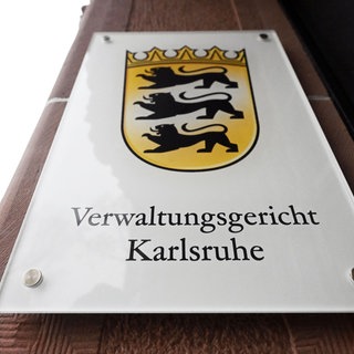 Schild vom Verwaltungsgericht in Karlsruhe. Der Bürgermeister von Heimsheim klagt gegen seinen Gemeinderat.