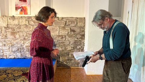Eine Frau und ein Mann proben im Theaters "Alte Turnhalle" in Gernsbach.