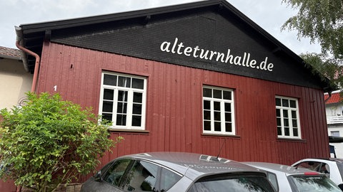 Das Theater "Alte Turnhalle" in Gernsbach (Landkreis Rastatt) von außen, die Kultureinrichtung kommt ohne staatliche Subventionen aus.