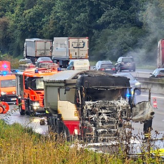 Ein ausgebrannter Lkw auf der A8 bei Pforzheim.