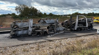 Die A8 bei Pforzheim wurde voll gesperrt, nachdem ein Autotransporter ausgebrannt ist