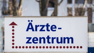 Ettlingen will ein kommunales Ärztezentrum einrichten. (Symbolbild) Hinweisschild Ärztezentrum