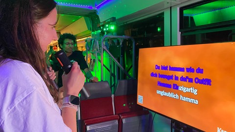 Karaoke in einer Straßenbahn in Karlsruhe