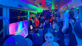 Die Partygänger haben Spaß beim Singen