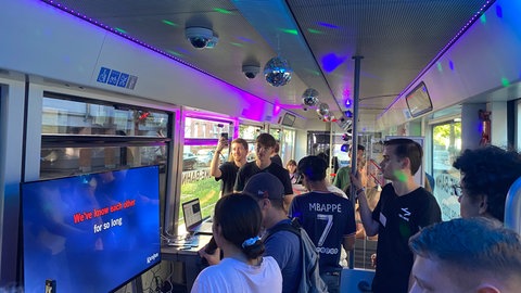 Karaoke in einer Straßenbahn in Karlsruhe