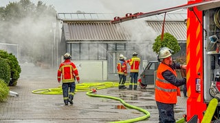 Viele Feuerwehrleute und Fahrzeuge bei einem Brand in einer Gärtnerei in Karlsruhe-Hagsfeld im Einsatz