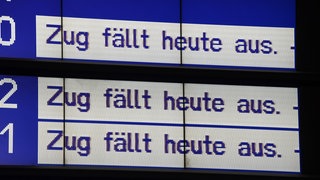 Hinweis auf Schild am Bahnsteig: Zug fällt aus