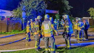 Einsatzkräfte der Feuerwehr löschen einen Brand in einem Restaurant am Epplesee in Rheinstetten.