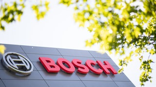 Das Logo und der Name des Maschinenbauunternehmens Bosch an einem Gebäude am badischen Standort BühlBühlertal
