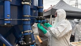 Ein Mitarbeiter kontrolliert die Zuleitungen der Ionentauscher-Anlage in Rastatt