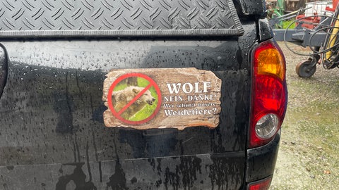 Ein Sticker auf einem Auto.