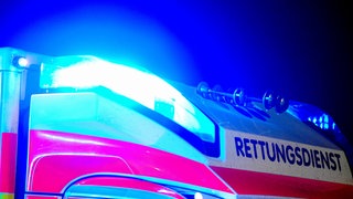 Symbolfoto: "Rettungsdienst" steht auf einem Krankenwagen mit Blaulicht.