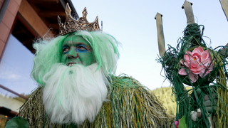 Auf dem Bild sieht man Hermann Müller im Kostüm des Mummelseegeistes am Mummelsee im Schwarzwald.