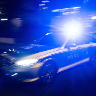 Verfolgungsfahrt mit Polizeiauto und Blaulicht bei Dunkelheit
