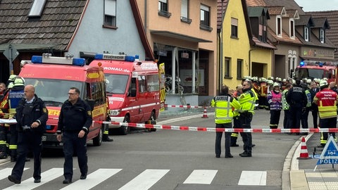 Rettungskräfte haben eine Straße in Ubstadt-Weiher abgesperrt. Hier ist ein Wohnhaus nach einer Explosion eingestürzt.