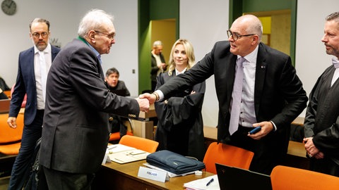 Der mittlerweile verurteilte frühere CSU-Bundestagsabgeordnete Eduard Lintner (links) und Axel E. Fischer vor Gericht in München