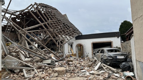In Ubstadt-Weiher (Kreis Karlsruhe) sind nach einer Explosion eines Wohnhauses nur noch Trümmer übrig.