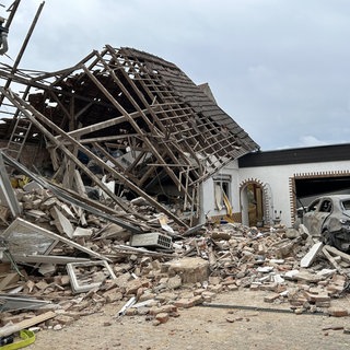 In Ubstadt-Weiher (Kreis Karlsruhe) sind nach einer Explosion eines Wohnhauses nur noch Trümmer übrig.