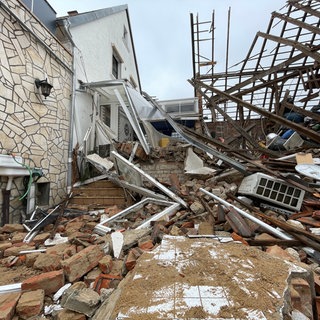 Ein Berg voller Trümmer am Tag nach der Explosion in Ubstadt-Weiher.