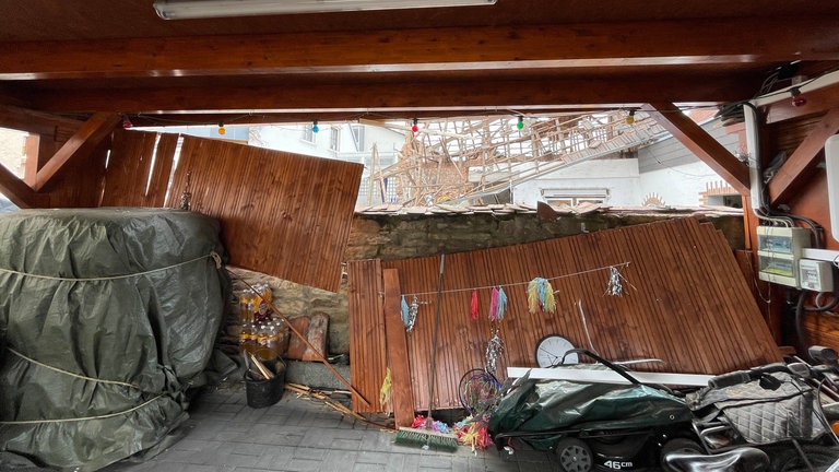 Ein durch die Explosion in Ubstadt-Weiher zerstörte Carport von Familie Münch