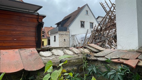 Blick vom Nachbargrundstück auf das durch eine Explosion zerstörte Haus in Ubstadt-Weiher