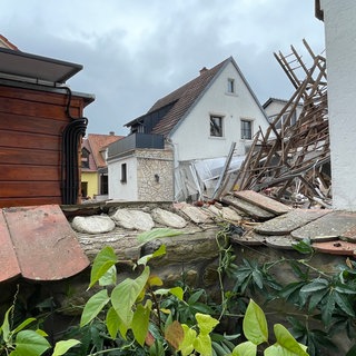 Blick vom Nachbargrundstück auf das durch eine Explosion zerstörte Haus in Ubstadt-Weiher