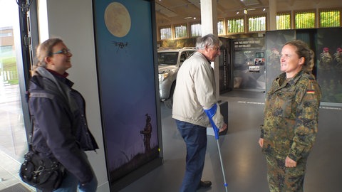 Presseoffizierin Nadine Henke heißt Gäste im Besucherzentrum der KSK in Calw herzlich willkommen