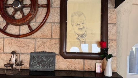 In einem Rahmen ist eine Bleistiftzeichnung von Viktoria Giannous vertsorbenen Ehemann Mannes Thomas.